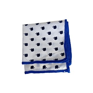 Pañuelo de bolsillo blanco con borde tejido a mano y un intrincado diseño de manzanas para uso decorativo - Product Image 1