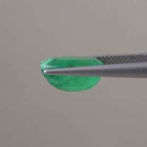 Émeraude Naturelle Certifiée IGI, Pierre Précieuse en Vrac pour la Vente en Gros, 5,89 Carats, Coupe Ovale 12,5x9,5mm, Vert Premium, Traitement Cire/Huile, Troisième Qualité - Product Image 2