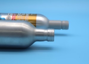 Bouteille en aluminium élégante de haute qualité, design de luxe à dessus ouvert, utilisation polyvalente, emballage de luxe par le fabricant du Vietnam - Product Image 5