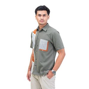 Camisa moderna de manga corta verde oliva con paneles asimétricos inspirados en Batik, acento abstracto de bolsillo en el pecho para primavera - Product Image 2