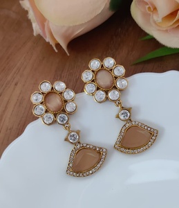 Boucles d'oreilles de qualité supérieure Monalisa et Moissanite pour femmes, parfaites pour les soirées, dernier design, boucles d'oreilles pendantes, port minimal - Product Image 3