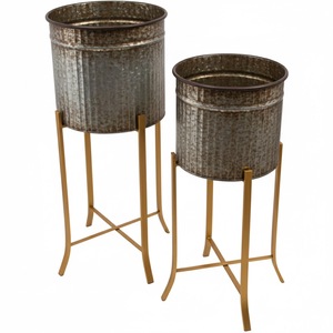 Ensemble de 2 jardinières modernes en métal noir pour intérieur et extérieur avec supports en bois, pots à fleurs sur pied avec motif géométrique en relief - Product Image 3