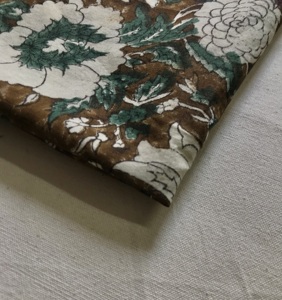 Tela de Algodón Estampada a Mano con Diseño Floral Tradicional Indio Mughal en Verde Azulado, Marrón y Marfil - Product Image 4