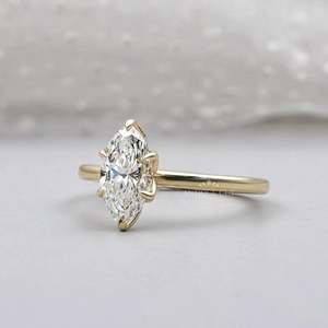 Anillo de Compromiso Solitario Marquise con Diamante Cultivado en Laboratorio Certificado por IGI, Engaste de 6 Puntas - Product Image 3