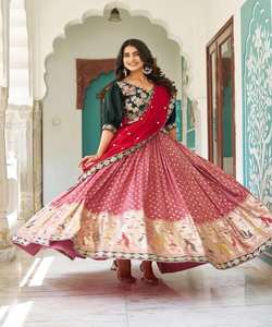 CRÉATEUR MONO SOIE BRODERIE TRAVAIL LEHENGA CHOLI AVEC DUPATTA MARIAGE VÊTEMENT DE GROS VÊTEMENT ETHNIQUE RANI COULEUR CRÉATEUR - Product Image 2