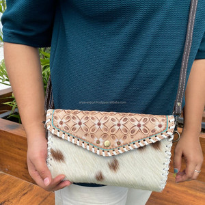Haute qualité en gros véritable cuir de vachette usiné sculpture bandoulière portefeuille sac à main pour les femmes à la main en cuir Multi utilisations embrayage - Product Image 2