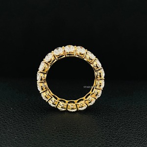 Anillo de banda de moissanita ovalada de oro macizo de 14K para ella. - Product Image 3