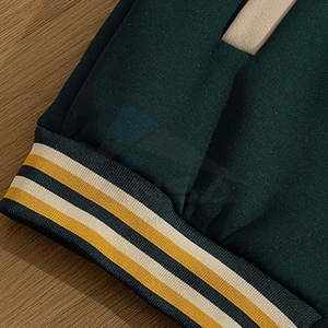 Chaqueta Universitaria Premium con Bloques de Color y Letras Gráficas, Cierre de Botones, Suave y Cómoda, de Poliéster, Corte Regular, Verde Oscuro y Albaricoque - Product Image 5