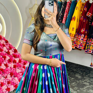 ชุดกาวน์อนาลกาลิเกรดพรีเมี่ยมผ้าไหมที่สง่างามเหมาะสำหรับงานแต่งงานงานเลี้ยงรับรองและงานเลี้ยง - Product Image 1