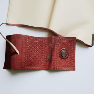 Journal en cuir fait main, design floral gaufré écologique, rechargeable, papier artisanal durable, parfait pour écrire et dessiner - Product Image 6