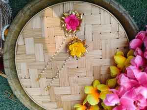 Rose en satin jaune/rose avec Maang Tikka floral en Gota, Bijoux Haldi Mehndi, Cadeau de mariée et de demoiselle d'honneur, Faveur de Pithi, Cadeau de Mayun - Product Image 4