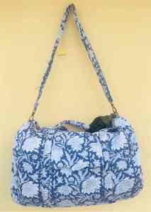 Sac à bandoulière matelassé vintage grand format pour femme, fermeture éclair, coton écologique et durable, motif floral imprimé à la main, léger - Product Image 3