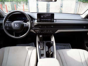 Rojo 2024 EX FWD Automático con Volante a la Izquierda, Asientos de Tela, Sistema de Navegación, Arranque Remoto, Techo Solar, Android Auto, Llantas de Aleación - Product Image 4