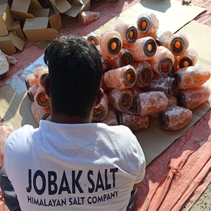 Lampe de table en sel de l'Himalaya sculptée à la main de haute qualité, design Feng Shui, purificateur d'air, options multicolores pour une lumière chaude anti-stress - Product Image 6