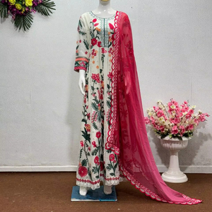Vestido de tendencia de color blanco totalmente elegante en Faux Georgette con trabajo de secuencia de cadena para mujeres indias pakistaníes en funciones de fiestas - Product Image 1