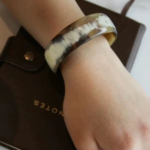 Bracelet et bracelet en corne faits à la main pour un look élégant - Product Image 1