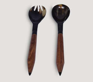 Ensemble de cuillère et de fourchette de service en corne de buffle noire de luxe avec manches en bois pour la présentation élégante de salades, de fruits et de plats, vente en gros - Product Image 2
