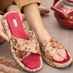 Tendance de la mode intemporelle, tongs plates en velours floral crème pour femmes, semelle rembourrée antidérapante, design imprimé, caractéristique antidérapante - Product Image 3