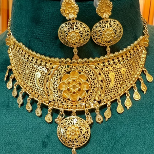 Conjunto de Collar Gargantilla con Motivo Floral Chapado en Oro con Aretes |   Joyería de imitación nupcial tradicional india al por mayor, modelo 23301 - Product Image 1