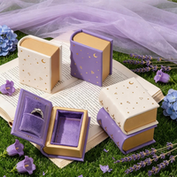 Scatola Portagioie a Forma di Libro Creativa con Chiusura a Conchiglia, Stampa UV in Lamina d'Oro, Goffratura Motivo Stelle e Luna, per Anelli e Collane, Laminazione Lucida