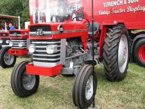 Tracteur agricole d'occasion Massey Ferguson 4x4 avec pompe et roulement, moteur Cummins MF 185 - À vendre - Product Image 6