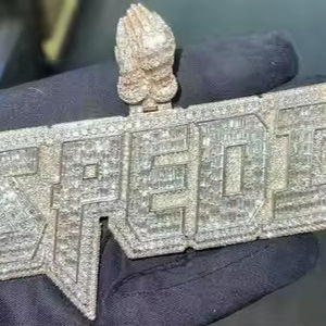 Colgante de Moissanita Personalizado de Lujo con Nombre, Estilo Hip Hop, Chapado en Oro de 18K sobre Plata de Ley, con Engaste Premium - Product Image 1