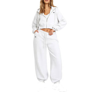 Ensemble deux pièces en molleton de coton pour femmes avec sweat à capuche zippé court et pantalon de survêtement ample pour la vente en gros de vêtements de rue - Product Image 1