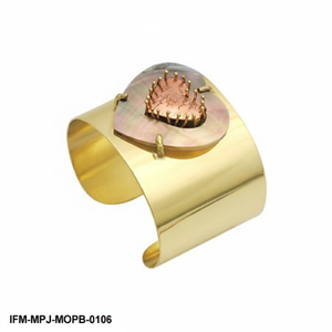 Bracelet jonc artisanal en nacre et laiton, motif cœur organique, cadeau pour elle - Product Image 4