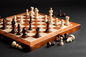 Échiquier et pièces en bois pliants faits à la main jeu de société pour adultes et enfants pour dames placage d'échecs bois avec matériau métallique - Product Image 3
