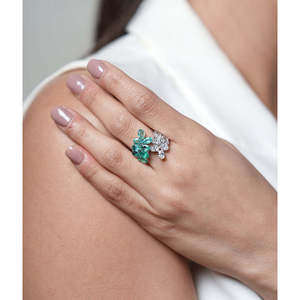 แหวนคู่มุกทรงเอเมอรัลด์ชุบโรเดียมสำหรับงานแต่งงาน - Product Image 5