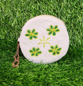 Monederos de calidad premium hechos a mano con cuentas blancas y verde claro, forma redonda, elegante, tamaño pequeño para regalar el Día de San Patricio - Product Image 2