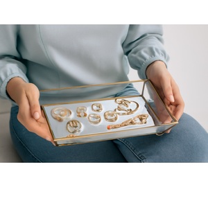 Boîte à bijoux carrée en verre de luxe avec finition dorée améliorant chaque étincelle avec élégance - Product Image 6