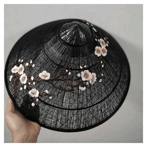 Chapeau conique traditionnel vietnamien en feuilles de palmier pour la protection solaire, les activités de plein air et les événements culturels, origine Vietnam - Product Image 1