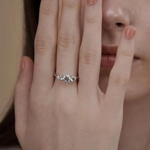 Anillo de Compromiso con Diamante Cultivado en Laboratorio de 1.70 CTW, Corte Brillante, Certificado VVS1 VVS2, Oro Sólido de 18K, Lujoso, para Mujer, Certificado IGI - Product Image 5