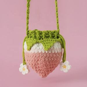 Sac bandoulière tricoté main personnalisé, motif fraise dégradé, en crochet, pour maquillage et photographie de rue - Product Image 6