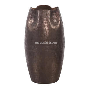 Fantaisie élégante aluminium métal forme Unique finition marron martelé Texture maison décorative Vase à fleurs fait à la main - Product Image 1