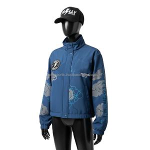 เสื้อแจ็คเก็ตซอฟต์เชลล์สำหรับผู้หญิง ผ้าคุณภาพพรีเมียม ทนทานต่อสภาพอากาศ พิมพ์ลายกราฟิกสีน้ำเงินด้วยเทคนิคการถ่ายเทความร้อน พร้อมโลโก้แบบกำหนดเอง - Product Image 1