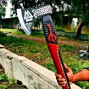 Hacha Vikinga Hecha a Mano con Mango de Madera de Fresno Grabado y Funda de Cuero con Grabado en la Cabeza - Product Image 5