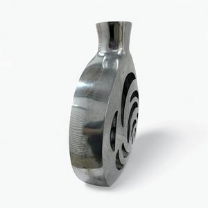 Jarrón Minimalista con Acabado Plateado y Diseño de Rosas Caladas, Piezas Decorativas para Estantes o Consolas, Venta al por Mayor desde India - Product Image 6