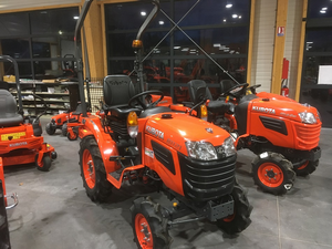 Meilleur tracteur de jardin diesel Kubota 2025 pour B1121 D 4x4 avec boîte de vitesses pour labourer de petits terrains, couper l'herbe et transporter des charges - Product Image 2