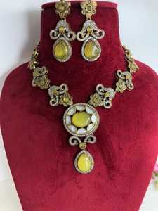 ชุดสร้อยคอพร้อมต่างหูจาก sabyasachi คุณภาพระดับพรีเมียมชุดเครื่องประดับเจ้าสาวจากดีไซเนอร์อินเดียสำหรับผู้หญิง - Product Image 4