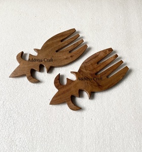 Lot de 2 touffes de salade en bois d'acacia naturel de haute qualité Serveurs à salade manuels en bois d'acacia meilleur vendeur Mains de salade en bois - Product Image 3