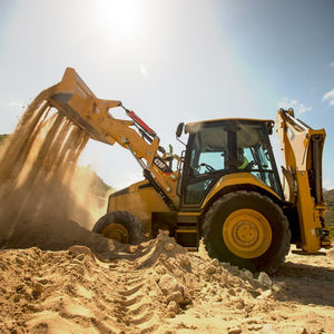 Chargeur rétrocaveuse CAT 420 d'occasion, idéal pour la construction routière, l'aménagement paysager et l'excavation agricole - Product Image 4