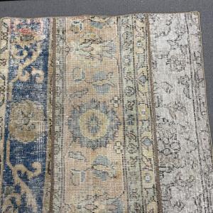 Alfombra Turca Vintage de 2.2x3.8 pies (67x117 cm), Alfombra de Lana Azul con Diseño Floral - Product Image 3