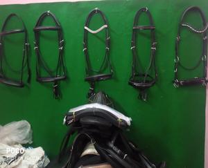 Brides de cheval élégantes et durables, magnifiquement fabriquées à la main, équipement d'équitation abordable en cuir de vache véritable - Product Image 6