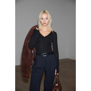 GRIMELANGE Blusa entallada con cuello en V y cierre de cremallera frontal para mujer de POLUNEA - Product Image 3