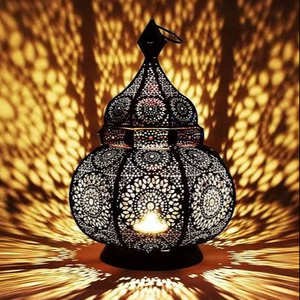 Linterna decorativa de hierro hecha a mano con diseño vintage único para interiores y exteriores, jardín doméstico y eventos de boda - Product Image 1