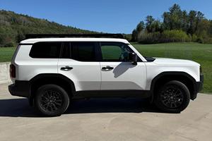 SUV 2024 con Tracción en las Cuatro Ruedas, Turbo, Cuero, R18, Bajo Kilometraje, Caja de Cambios Automática, Volante a la Izquierda, Gasolina, Color Oscuro - Product Image 2