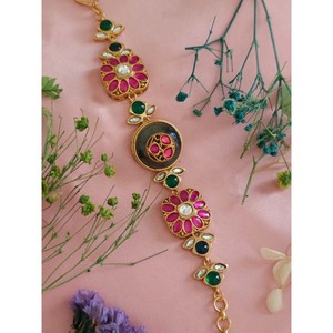 Bracelet floral doré exquis avec embellissements en pierre rose et verte pour mariages fêtes fiançailles - Product Image 4