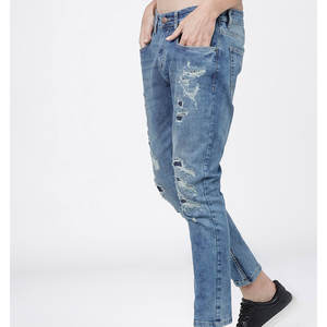 Jeans déchirés délavés avec des coupes aux genoux et une texture usée conçus pour un confort quotidien Jeans déchirés fuselés minces pour les hommes - Product Image 3